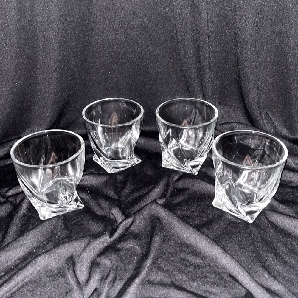 *NEW* Decanter Set - Picture 7 of 8